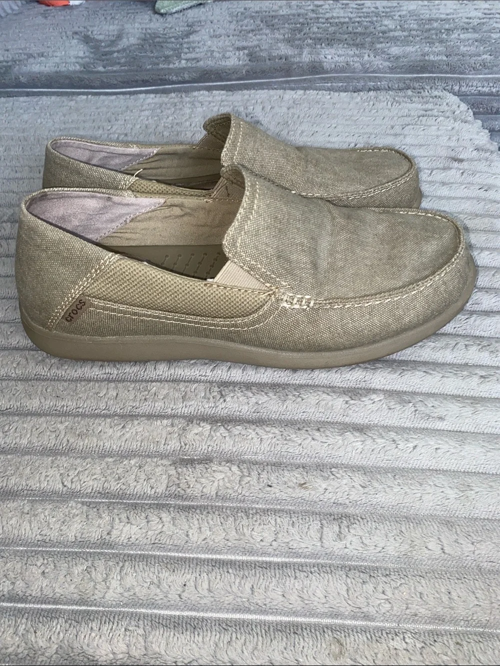 MENS 9 slip on Crocs tan
